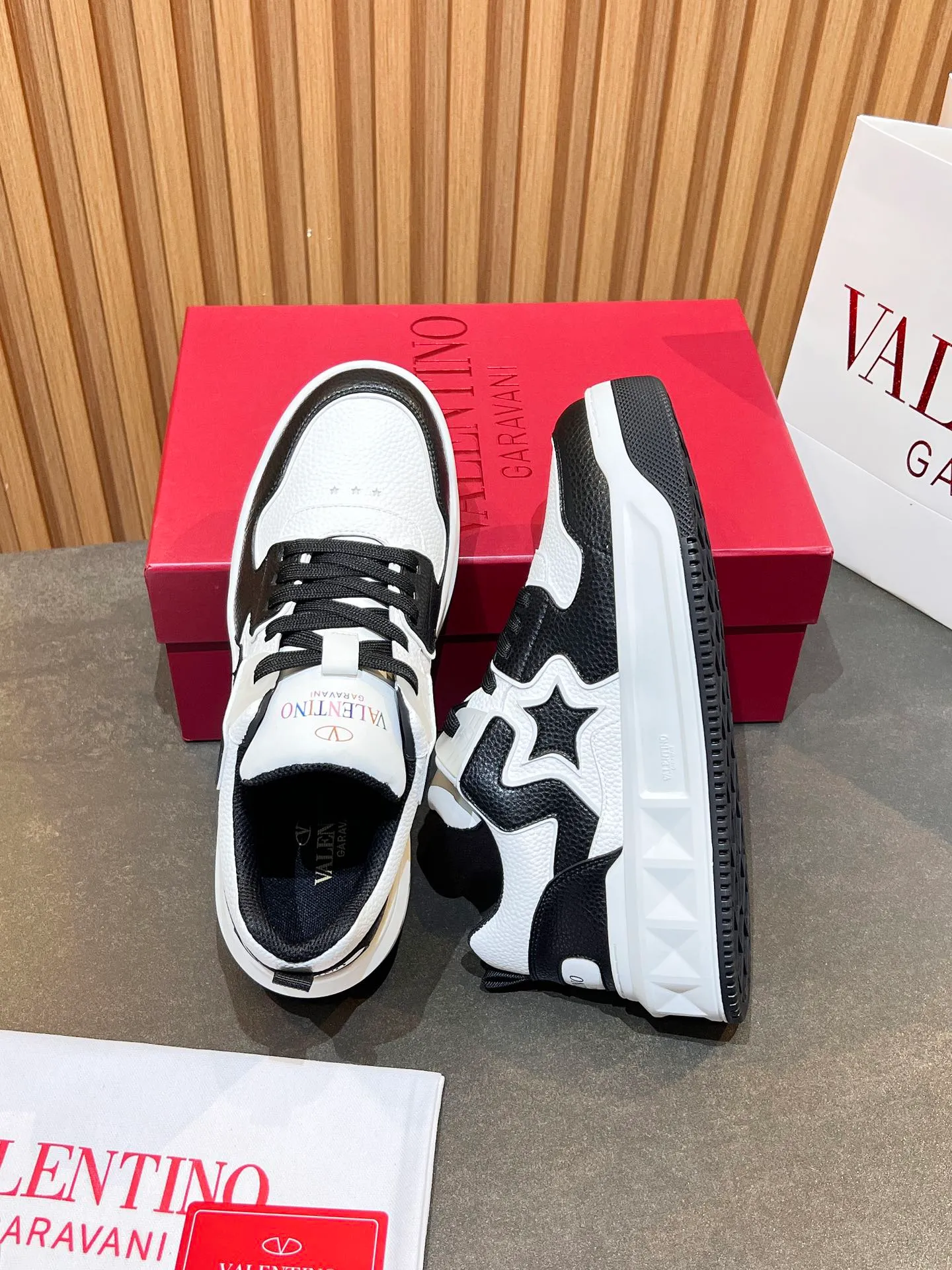 👟👟Ex-factory price 660👟👟 𝑽𝒂𝒍𝒆𝒏𝒕𝒊𝒏𝒐Valentino 𝑶𝒏𝒆𝑺𝒕𝒖𝒅 Couple casual sports shoes series Valentino 2024 new couple sports shoes are on sale. The original ZP was purchased and dismantled. Repeated pattern making and modification. I tried my best to restore it one to one! Top luxury masterpiece Signature five-pointed star design Soft and comfortable genuine leather with contrasting colors brings excellent and elegant texture and excellent on-foot comfort Top purchasing version upper: imported calfskin surface/original oil edge craftsmanship Outsole: original development 𝐓𝐏𝐔 two-color combination outsole Packaging: original configuration complete package Code number: 34-𝟒𝟓